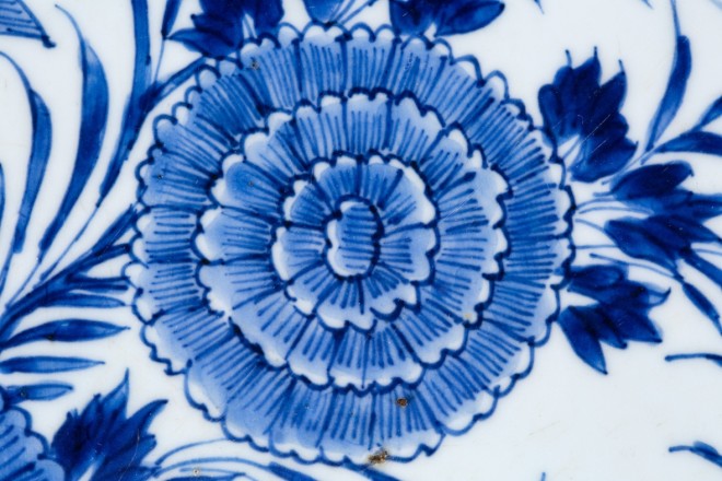 A CHINESE BLUE AND WHITE CHARGER, Kangxi (1662 – 1722)