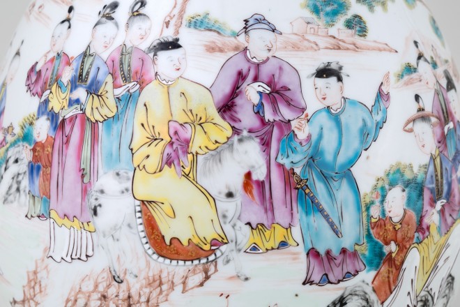 A LARGE FAMILLE ROSE CIDER JUG , Qianlong (1736 1795)