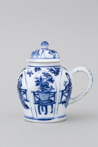 A CHINESE BLUE AND WHITE MUSTARD POT AND COVER, Kangxi (1662 - 1722)