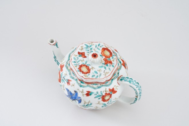 A JAPANESE KAKIEMON TEAPOT AND COVER, Edo period (late 17th century)