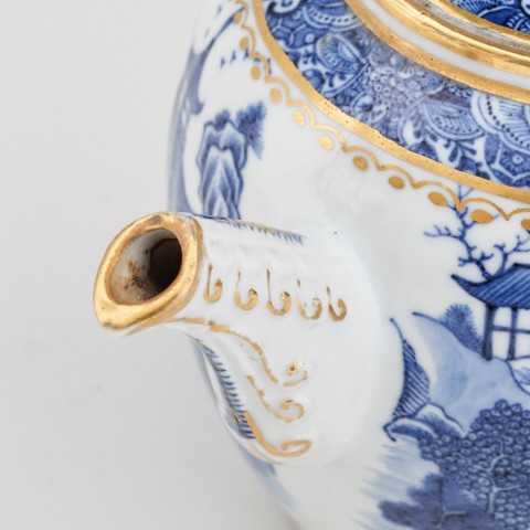 A CHINESE BLUE AND WHITE NANKIN TEAPOT AND COVER, Qianlong (1736 – 1795)