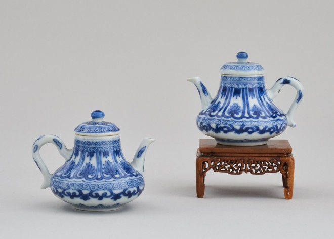 A PAIR OF CHINESE BLUE AND WHITE MINIATURE TEAPOTS AND COVERS, Kangxi (1662 - 1722)