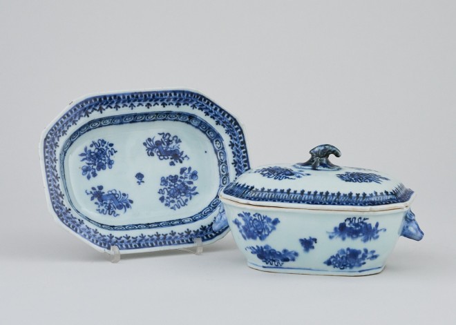 A SMALL CHINESE SAUCE TUREEN WITH COVER AND STAND, Qianlong (1736-1795)