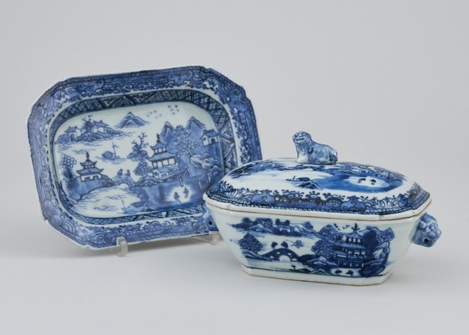 A BLUE AND WHITE SAUCE TUREEN, COVER AND STAND, Qianlong (1736 - 1795)