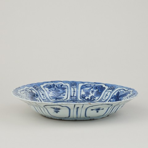 A FINE BLUE AND WHITE ‘KRAAK PORCELEIN’ DISH, 1595-1610
