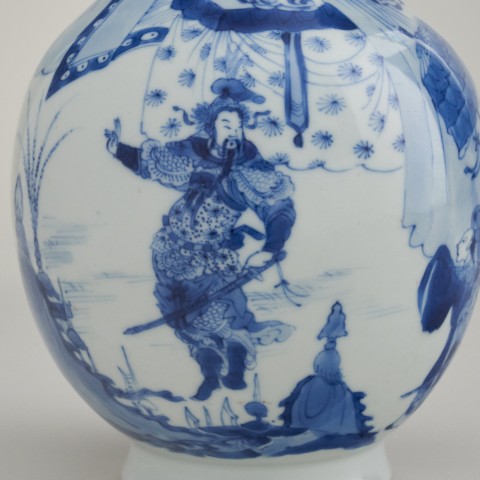 A FINE CHINESE BLUE AND WHITE VASE, 1662-1722