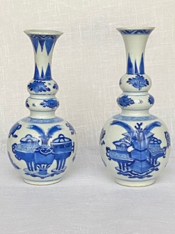 A NEAR PAIR OF RARE CHINESE TRIPLE GOURD VASES, Kangxi (1662 - 1722)