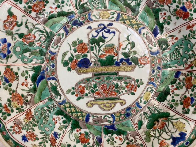 A LARGE FAMILLE VERTE FLOWER BASKET CHARGER, Kangxi (1662 - 1722)