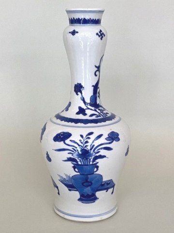 AN UNDERGLAZE BLUE AND WHITE BOTTLE- SHAPED BOTTLE VASE, Kangxi (1662-1722)