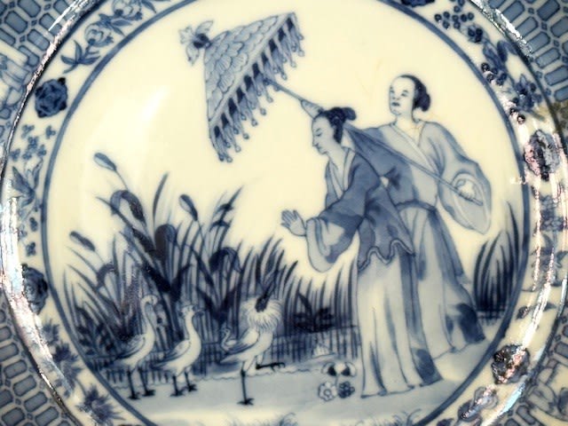A PAIR OF FINE CHINESE BLUE AND WHITE PRONK ‘DAME AU PARASOL’ DISHES, Qianlong (1736 – 1795), ca. 1736-1740.