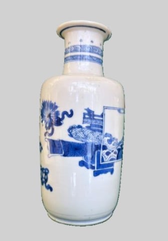 A CHINESE BLUE AND WHITE VASE, Kangxi (1662-1722)