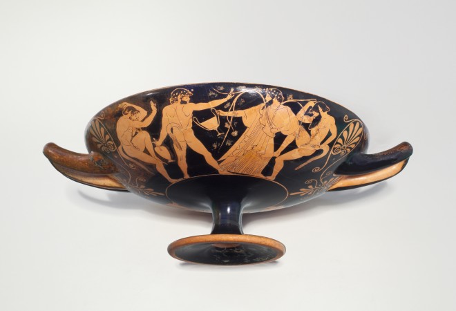 Greek kylix with Bacchic scenes Athens, attributed to the Oedipus Painter (Simon), 470-460 BC Pottery Height 10.5cm, diameter 34cm