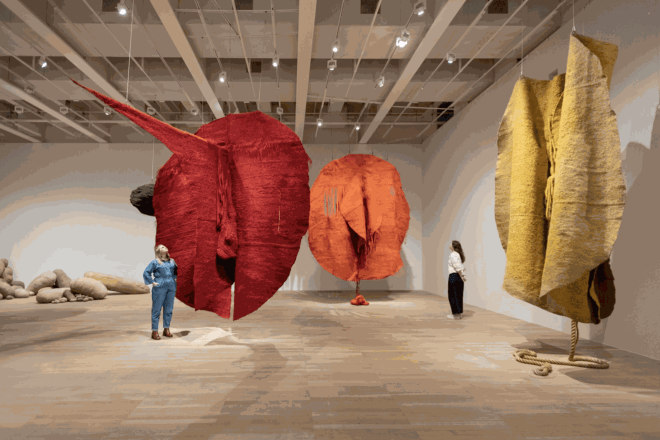 Magdalena Abakanowicz, installation view of “Every Tangle of Thread and Rope” at Tate Modern, 2022. © Fundacja Marty Magdaleny Abakanowicz Kosmowskiej i Jana Kosmowskiego, Warsaw. Photo © Tate Photography. Photo by Madeline Buddo. Courtesy of Tate.