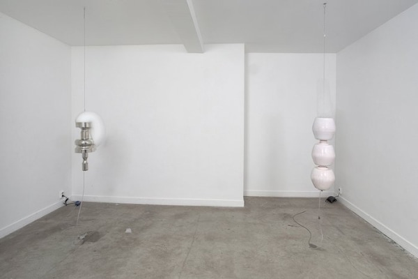 <p>installation view:<strong> Roger Hiorns</strong><em>, Untitled</em>, 2010 and <em>Untitled</em>, 2008</p>