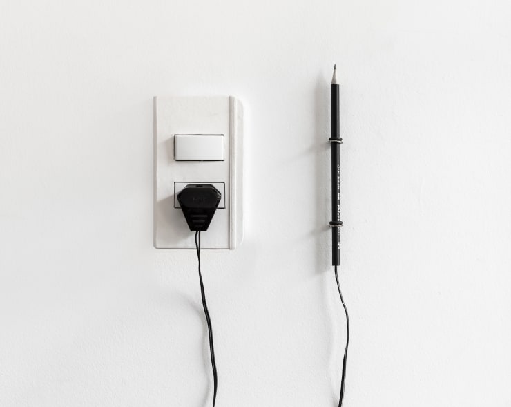 Ana Linnemann, Caderninho-tomada e lápis para anotação (Beuysiana 2), 2020