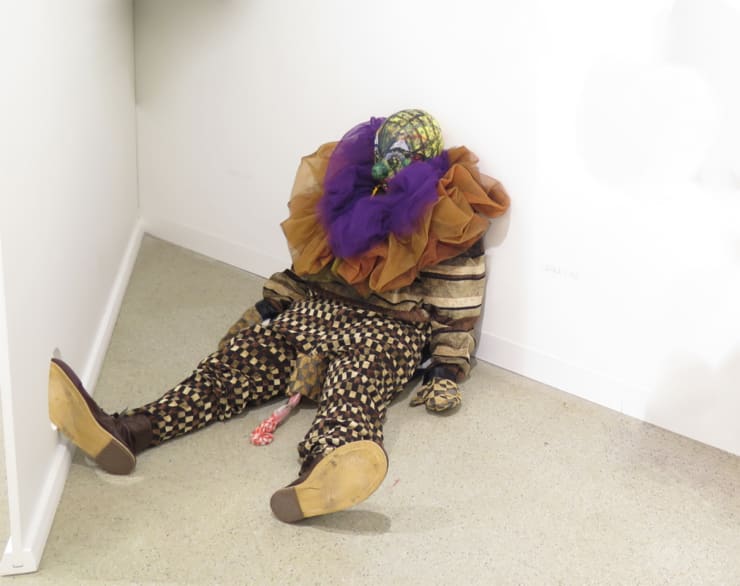 Laura Lima, Monte de Irônicos - Palhaço com Pé Levantado, 2005/2007/2016