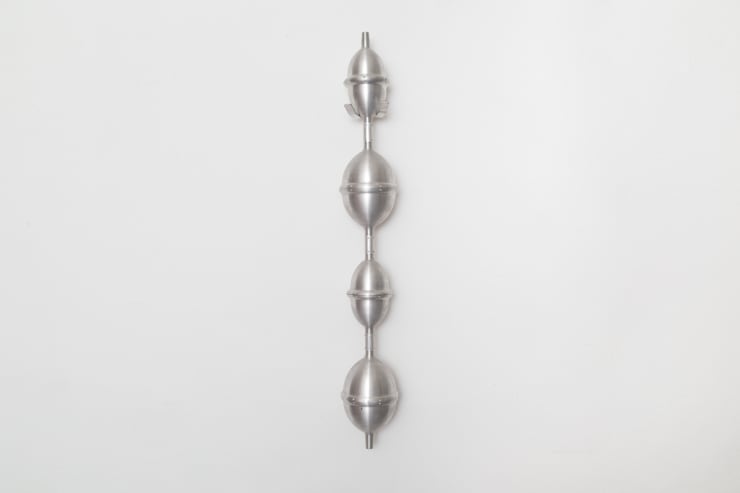 Funil Chuva, 2020 alumínio, miçanga de vidro / plastico e pessoas [aluminum, glass / plastic beads and people] 100 x 14 x 13 cm [39 3/8 x 5 1/2 x 5 1/8 in] OPAVIVARÁ!