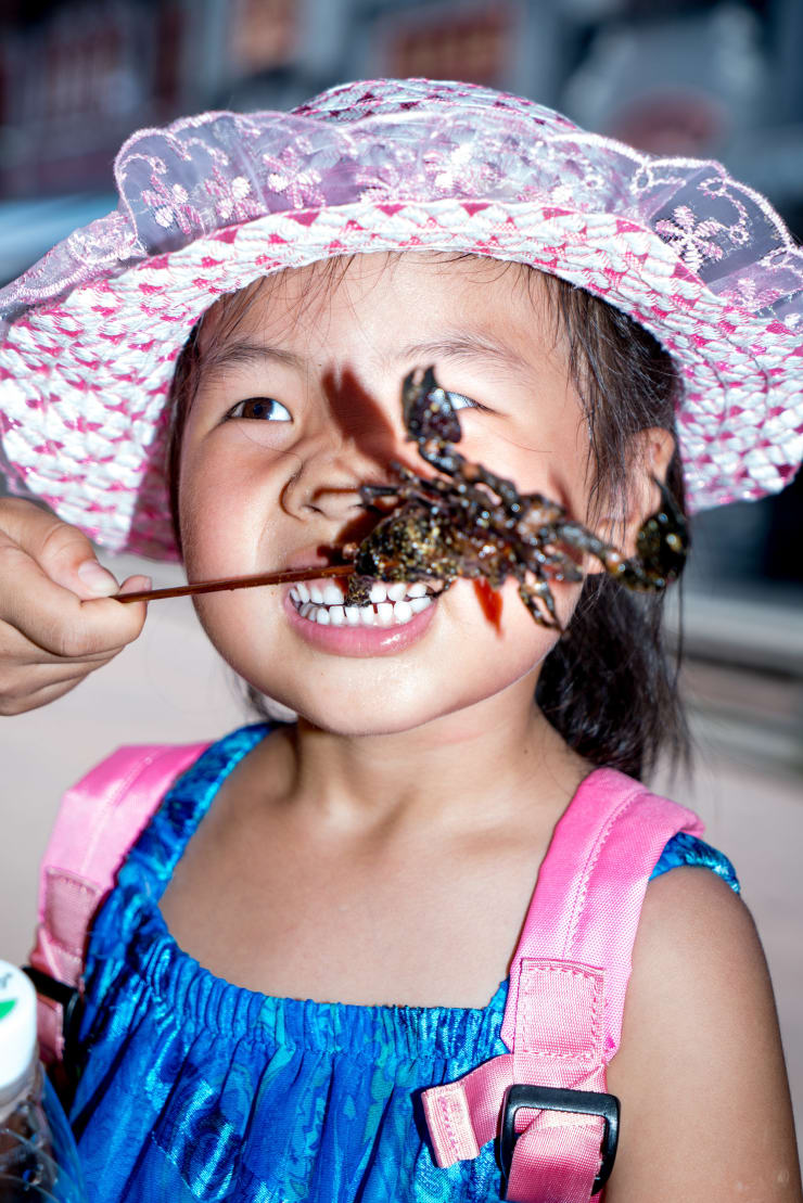 冯立 Feng Li, 吃蝎子的女孩 | The girl eating Scorpion, 2017