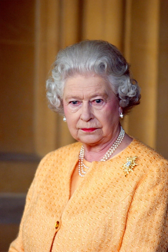 Queen Elizabeth II waiting for French president Jacques Chirac at Windsor Castle, 2004 Archival Print On Cotton Paper Edition of 5 + 2 AP 100 x 70 cm