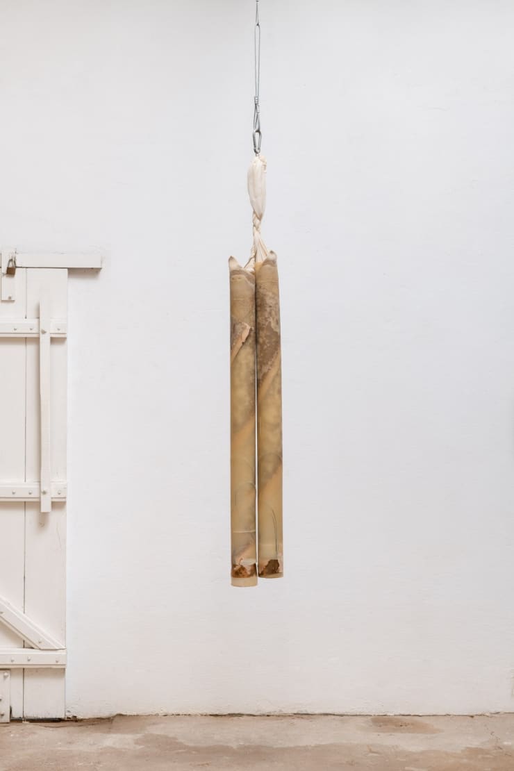José Resende Sem título [Untitled], 2010 Tecido voil, parafina, feltro, cobre e cabo de aço [Voile, parafin, felt, copper and steel cable] 176 x 22 x 11 cm [69 1/2 x 8 1/2 x 4 1/2 in.]
