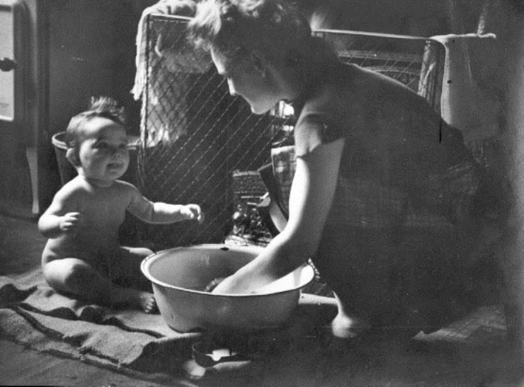 Bert Hardy, Life in the Elephant - Bathtime for Baby, 1948