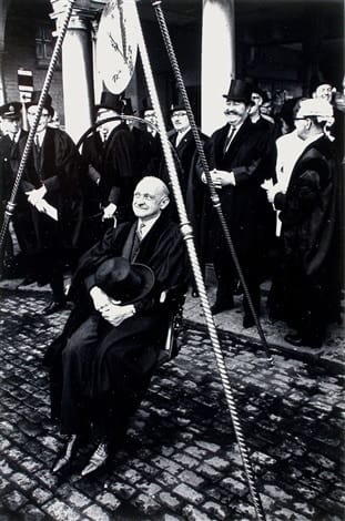 Tony Ray-Jones, Weighing of the Mayor, High Wycombe, 1969