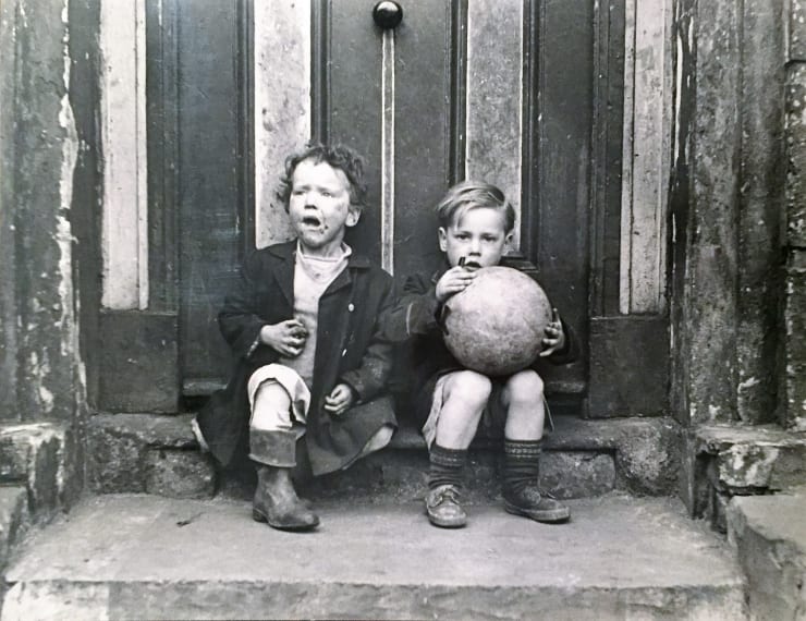 Shirley Baker, Children sitting, 1965