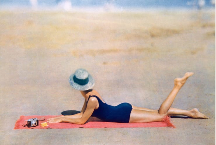 Claude Ferrand La baigneuse allongée sur le sable, campagne Kodak, 1964 Tirage couleur Fresson