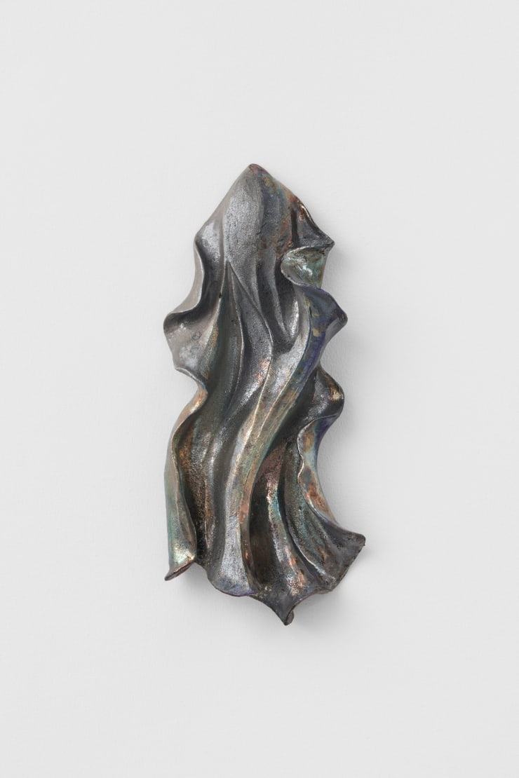 Bella Hunt & DDC Drapé noir II, 2023 Glazed Ceramic 30 x 9 x 4 cm 11 3/4 x 3 1/2 x 1 5/8 in