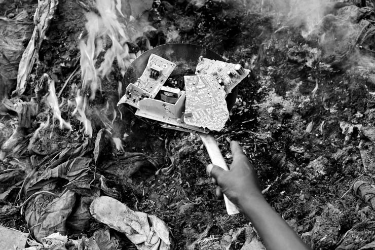 Mário Macilau, Frying Electronic Parts, The Profit Corner series, 2015