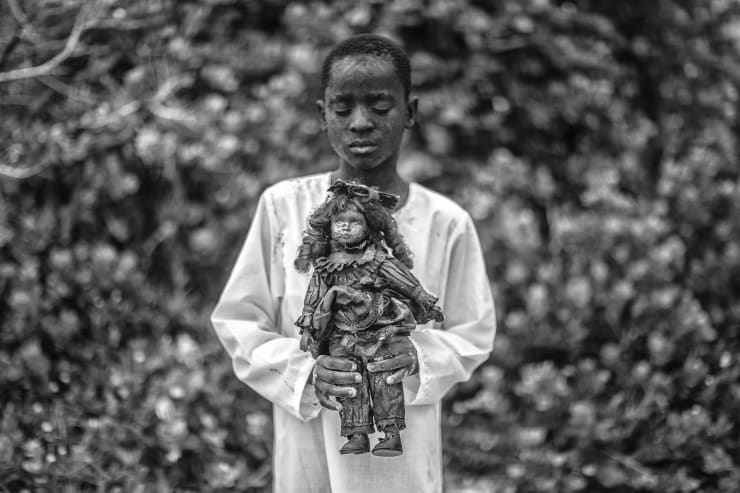 Mário Macilau, A boy with a toy, Faith series, 2018