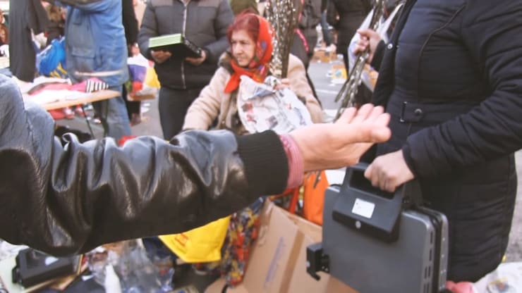 Yoshinori Niwa, Pricing Own Belongings at the Market, 2018