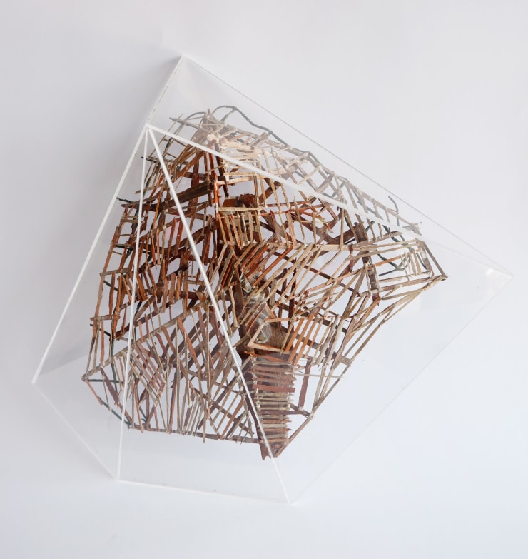 Virginia Guilisasti Prisma I (Prism I), 2024 Sculpture made of tree barks attached with glue and pieces of found mirrors in a transparent acrylic box (Can be placed on a wall or on a horizontal support) 26 x 25 x 17 cm