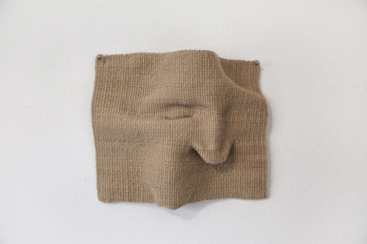 José Pérez Cara que emerge (Emerging face), 2022 Weft face weave with warp displacement. Natural dyed wool. 17 x 19,5 x 3 cm