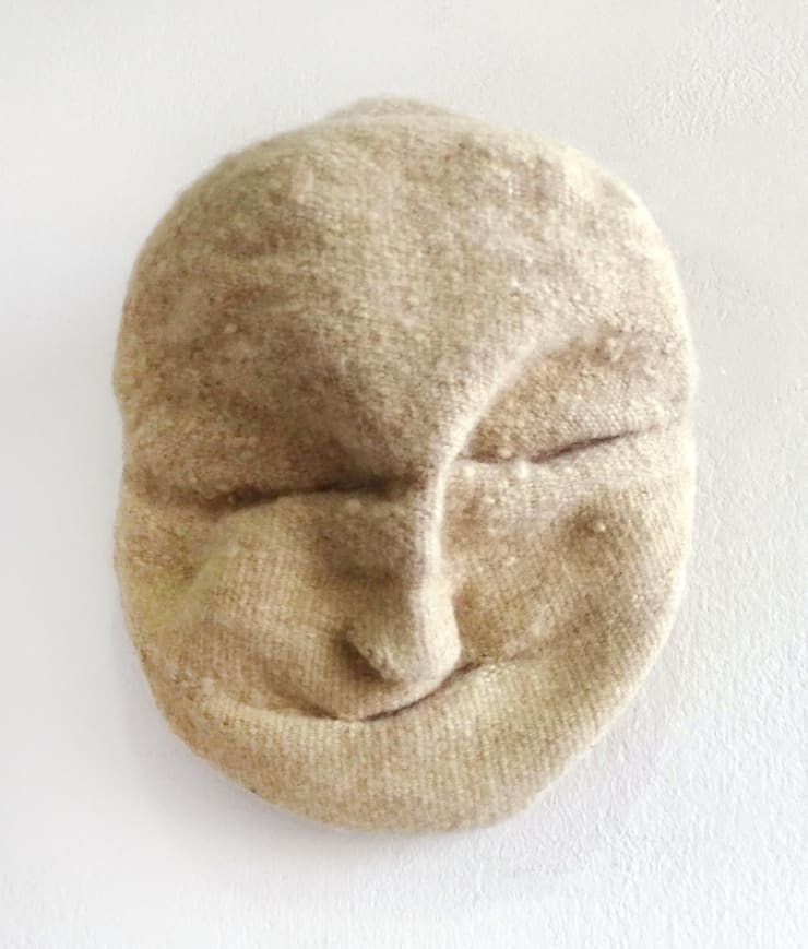 José Pérez Cabeza aplastada (Crushed head), 2021 Weft face weave with warp displacement. Hand-spun and natural dyed wool. 28 x 24 x 10cm