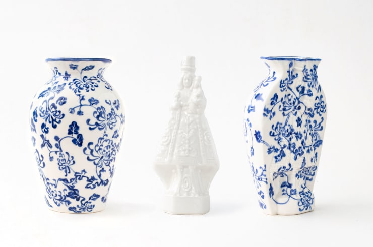 Javiera Castillo Ofrendas híbridas (Hybrid offerings), 2023 Three pieces of porcelain enameled and hand painted (1280°c) 17 x 32,5 x 12 cm