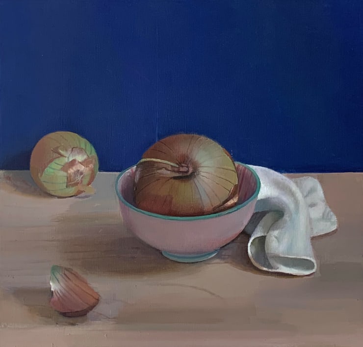 Shira Avidor, Onion in bowl with blue background, 2021