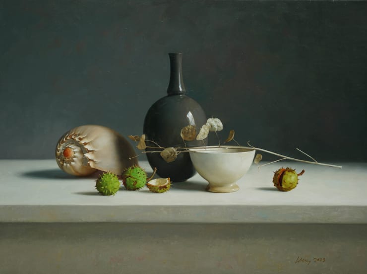 Qiangli Liang, Grijze vaas met grote schelp en kastanjes, 2023