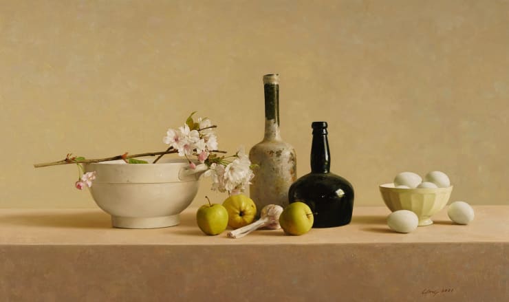 Qiangli Liang, Twee flessen met bloesem op witte schaal en eieren, 2021