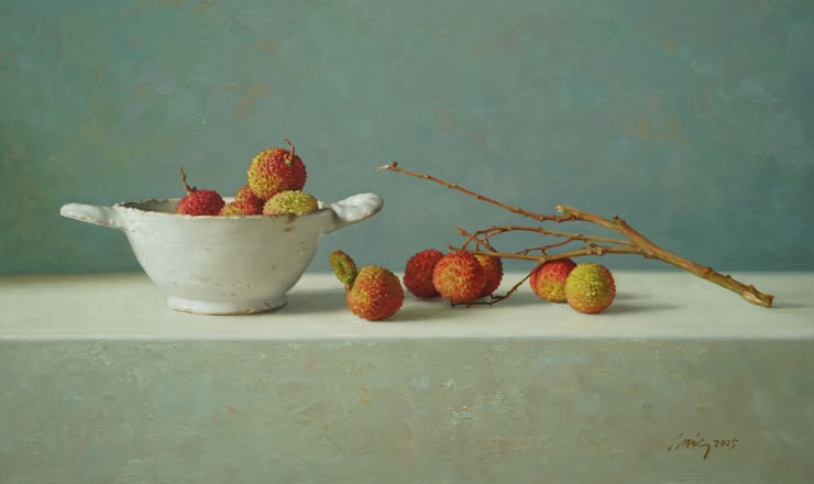 Qiangli Liang, Witte kom met lychees, 2025