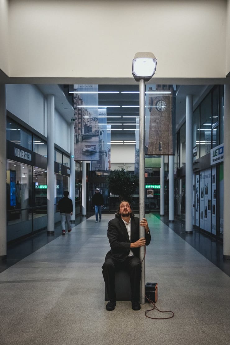 Jan Philip Scheibe, shouldered street light - Pöseldorf Center, 2023