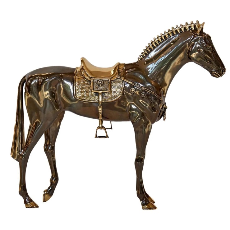 100% hand crafted bronze sculpture of a horse. Patinated bronze, 25 cm.