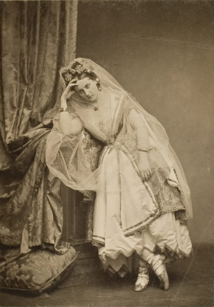 The Countess of Castiglione in collaboration with Pierre-Louis Pierson, La Sultane - La Comtesse de Castiglione, 1865