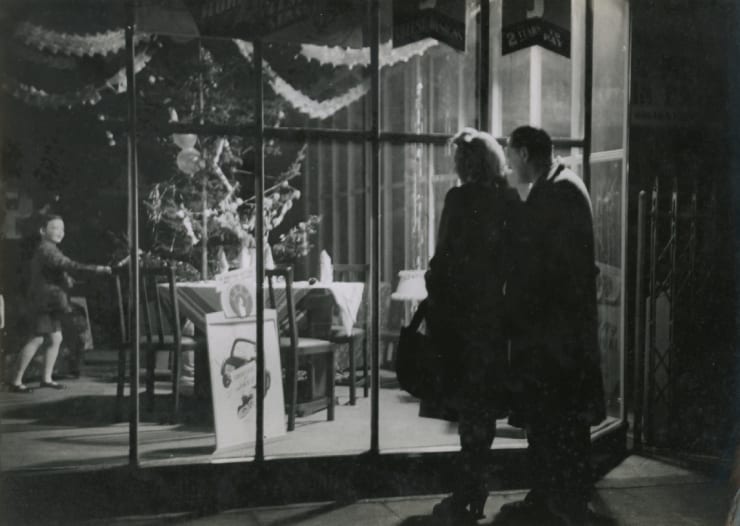 Bert Hardy, The Window Display (Elephant and Castle), 1948