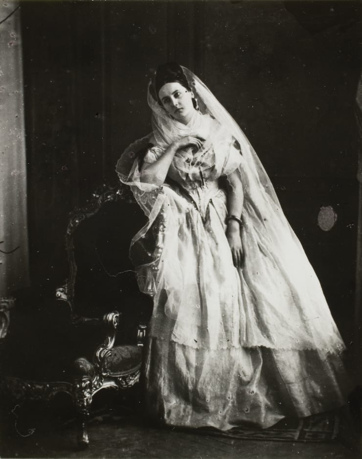 The Countess of Castiglione in collaboration with Pierre-Louis Pierson, La Comtesse de Castiglione - Portrait en robe blanche, 1856-1857