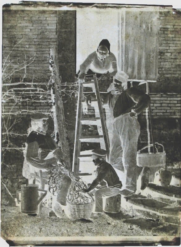 L'Ecossages des Haricots (Sorting Beans. A group at Argentelle)