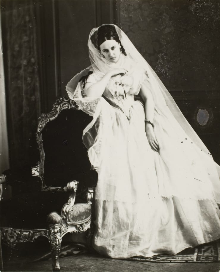 The Countess of Castiglione in collaboration with Pierre-Louis Pierson, La Comtesse de Castiglione - Portrait en robe blanche, 1856-1857