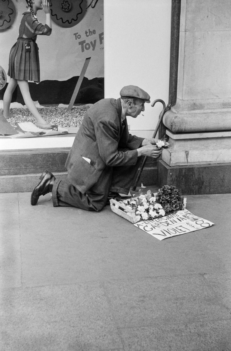 David Hurn, Selling flowers in Oxford Street, London.