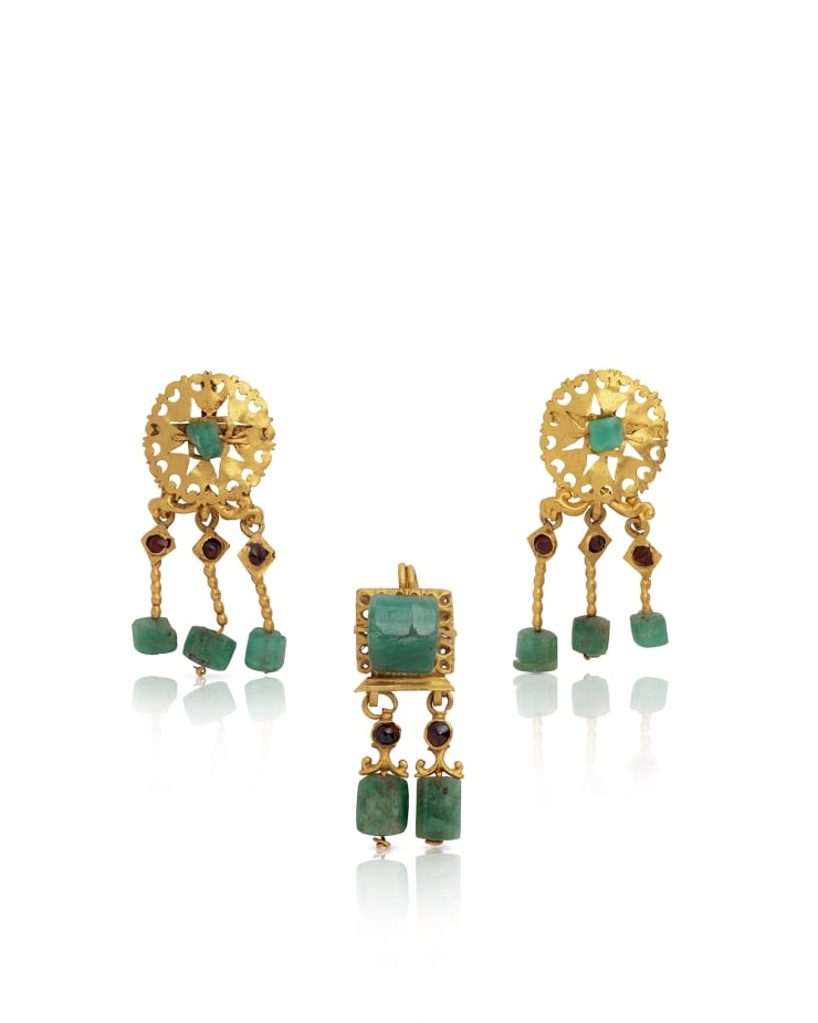Roman, A Roman gold and emerald necklace and earrings set, circa 3rd century AD