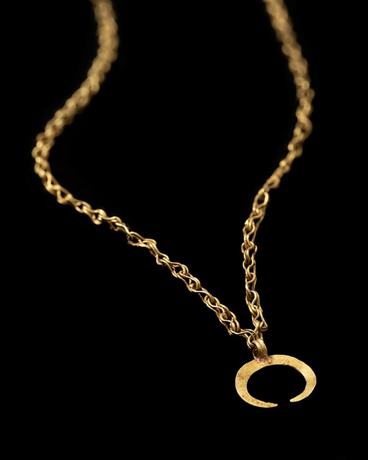 Roman, A Roman gold necklace with a lunula pendant, Circa 1st - 2nd century AD
